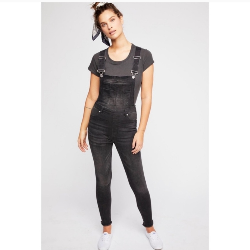 Free People Lexden washed Black Skinny Jean/Demin Overalls Size 25